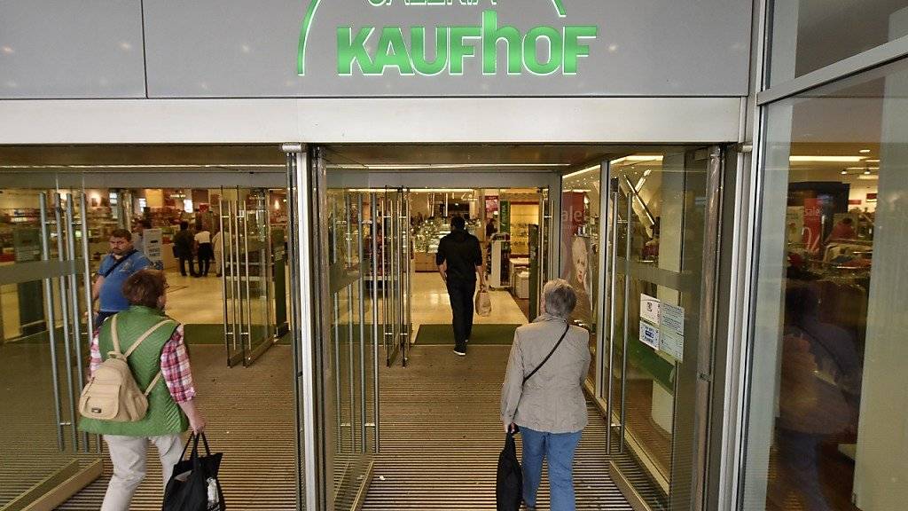 Der deutsche Warenhausriese Kaufhof könnte sich mit Konkurrenten Karstadt zusammenschliessen. Ihre Eigentümer befinden sich in Gesprächen über eine Fusion. (Archiv)