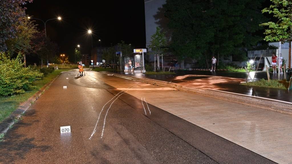 Die Polizei hat nach einem Selbstunfall in Volketswil am Samstagabend zwei junge Männer festgenommen. Es besteht der Verdacht auf ein Raserdelikt.