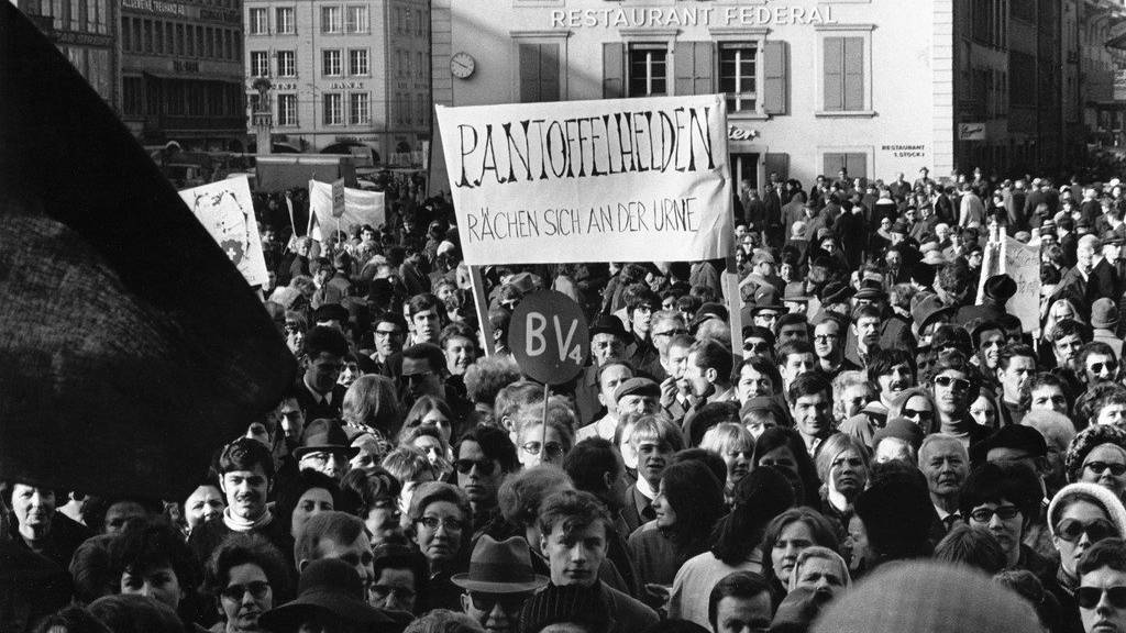 Frauen demonstrieren auf dem Bundesplatz in Bern für ihre Rechte (1969).
