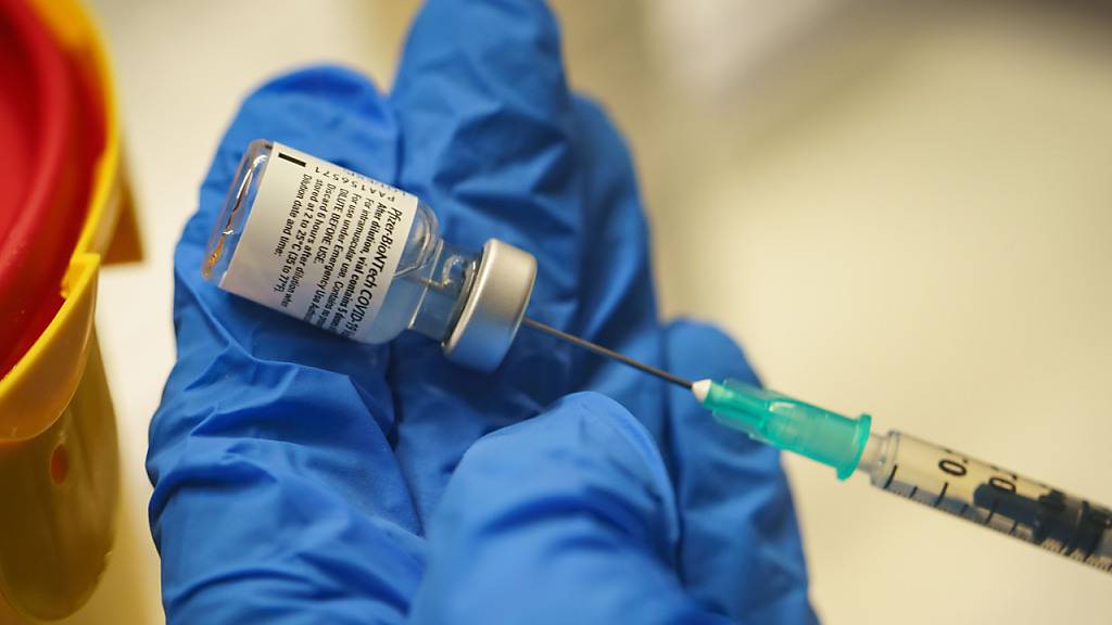 ARCHIV - Ein Arzt bereitet eine Dosis mit einem Impfstoff gegen das Coronavirus vor. Wer derzeit bereits geimpft werden darf, hängt von der Priorisierung durch die Impfverordnung ab. Foto: Frank Rumpenhorst/dpa-Pool/dpa