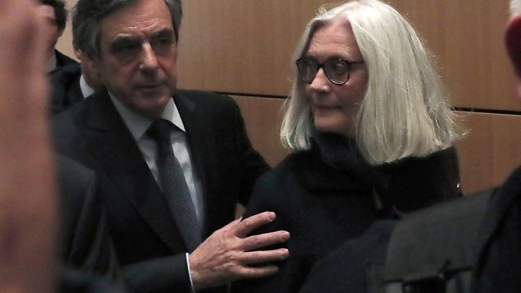 Dem einstigen französischen Präsidentschaftskandidaten François Fillon, seiner Frau Penelope (M) sowie einem früheren Mitarbeiter drohen jeweils zehn Jahre Haft und hohe Geldstrafen.