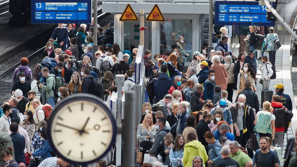 «Bahnsteige und die Züge überall voll»: Neun-Euro-Ticket führt zu Stress