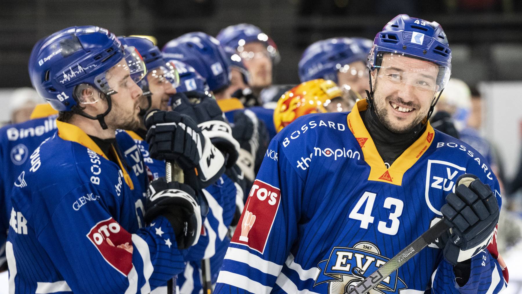 Beim EVZ spielen bereits jetzt viele Spieler mit einem Halsschutz, so etwa Sven Leuenberger (links) und Captain Jan Kovar.