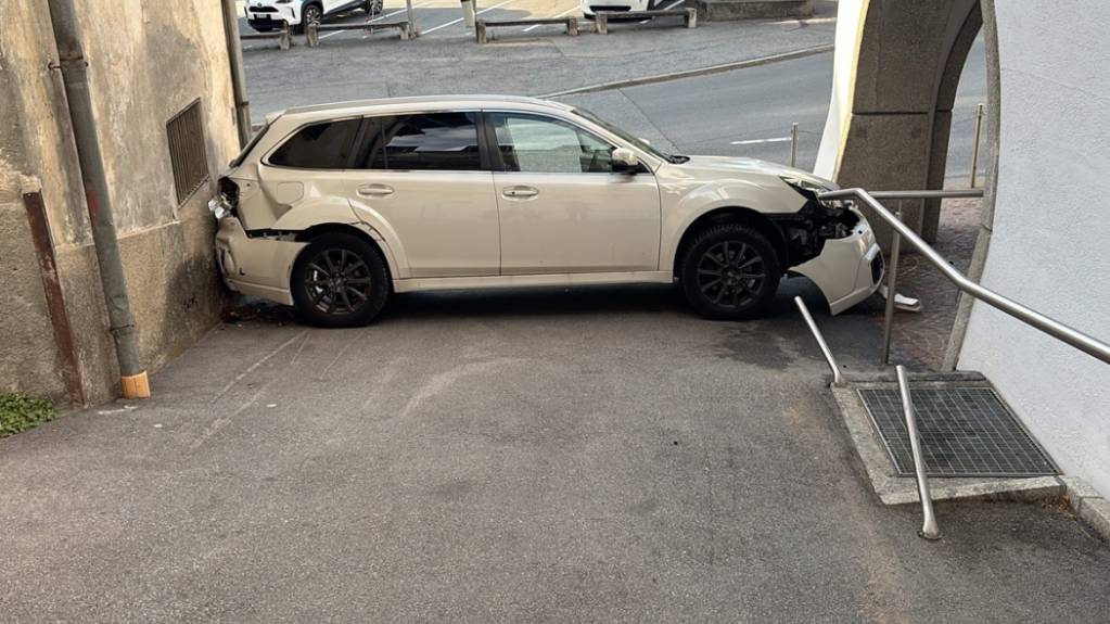 Ein Rentner verursachte in Ilanz, Graubünden, einen Selbstunfall. Der Wagen blieb schliesslich zwischen zwei Häusern stecken.