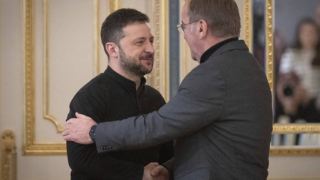 Der deutsche Verteidigungsminister Boris Pistorius (rechts) war zu Gesprächen mit dem ukrainischen Präsidenten Wolodymyr Selenskyj in Kiew. (Archivbild)