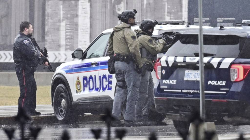 Die kanadische Polizei untersucht einen Vorfall auf dem Parliament Hill in Ottawa, Ontario. Foto: Spencer Colby/The Canadian Press via AP/dpa - ACHTUNG: Nur zur redaktionellen Verwendung und nur mit vollständiger Nennung des vorstehenden Credits