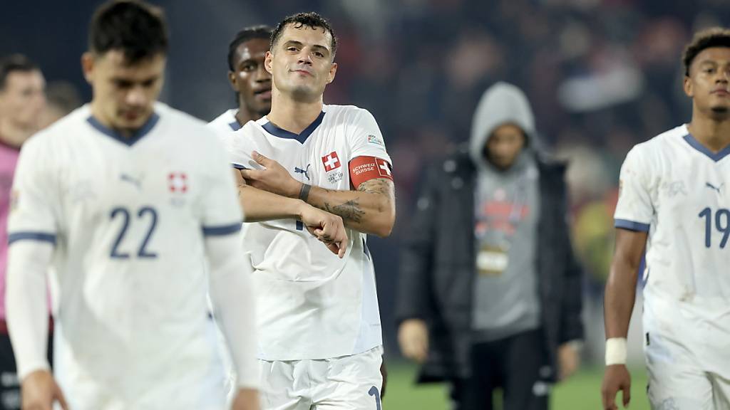 Nach der 0:2-Niederlage in Serbien laufen die Schweizer Nationalspieler enttäuscht vom Platz