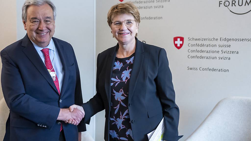 Bundespräsidentin Viola Amherd will am Donnerstag Bilanz zu ihren Treffen - wie hier mit Uno-Generalsekretär Antonio Guterres am Mittwoch - am WEF ziehen. (Archiv)
