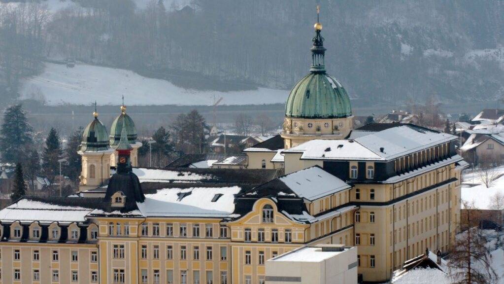 Das Kollegium in Schwyz: Wer dieses oder eine andere kantonale Mittelschule besucht, soll weiterhin ein Schuldgeld zahlen. (Archivaufnahme)