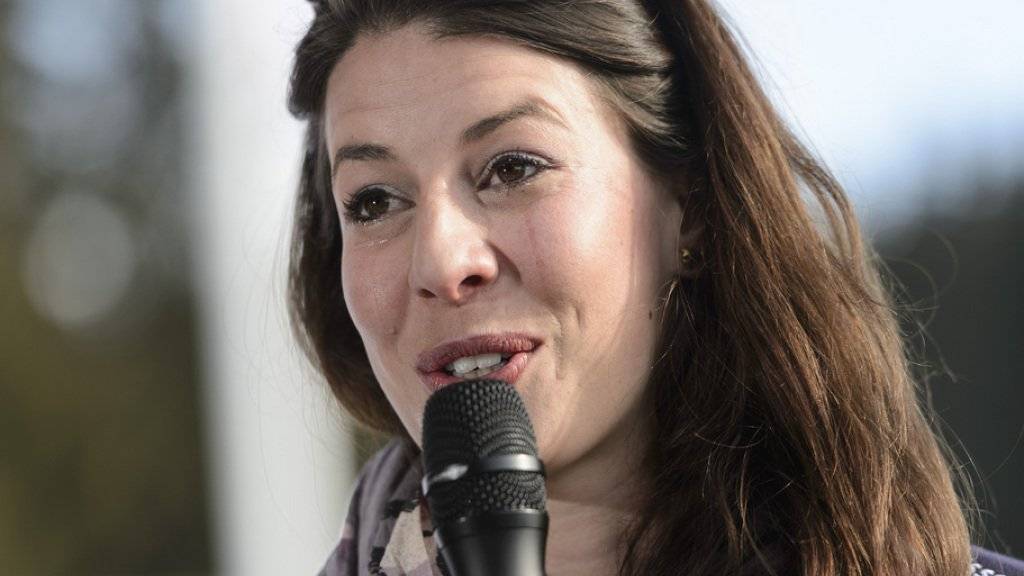 Dominique Gisin - hier bei der Bekanntgabe ihres Rücktritts vom Skisport - ist jetzt unter anderem ehrenamtliche Botschafterin für das Schweizerische Rote Kreuz (Archiv März 2015).