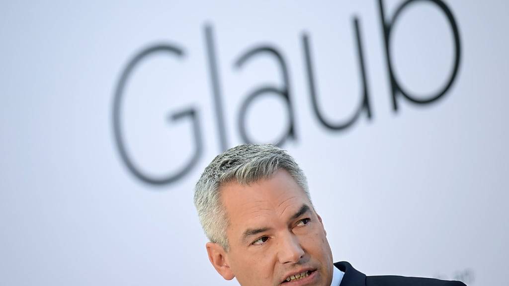 Karl Nehammer, Bundeskanzler von Österreich, im Rahmen der Präsentation der Initiative «Glaub an Österreich». In einer von Österreichs Bundeskanzler ausgelösten Debatte über Armut beharrt die regierende konservative ÖVP trotz Kritik auf ihrem Kurs. Foto: Roland Schlager/APA/dpa
