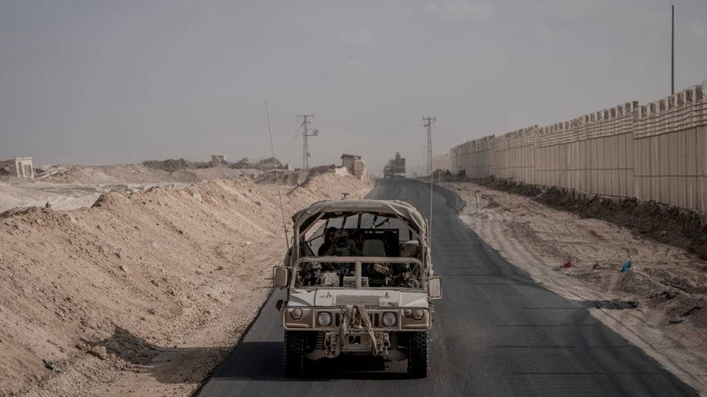ARCHIV - Ein Fahrzeug der israelischen Armee, das im Philadelphi-Korridor fährt. Foto: Ilia Yefimovich/dpa