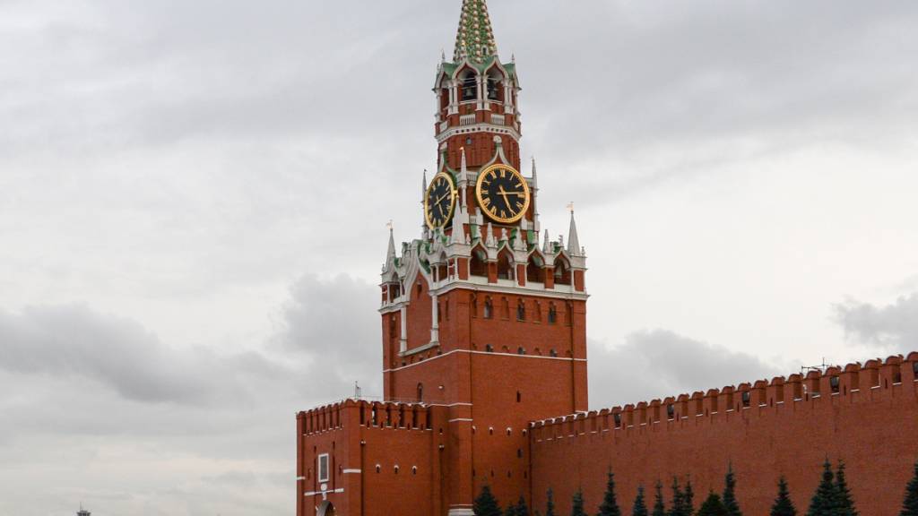 Der Kreml mit dem Erlöserturm auf dem Roten Platz in Moskau.