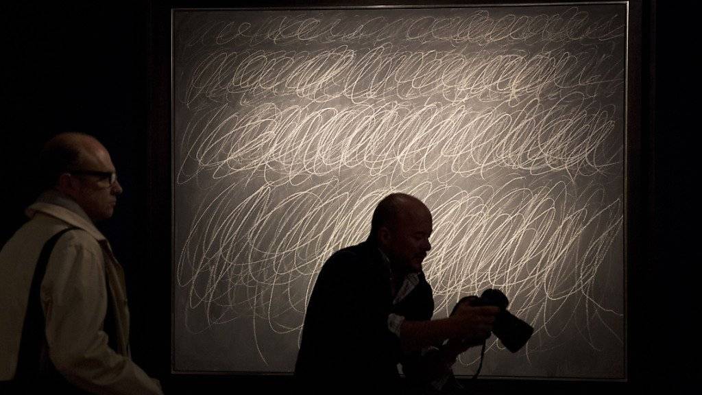 «Untitled» heisst das Bild im Hintergrund, das für 70,5 Millionen Dollar versteigert wurde. (Archiv)