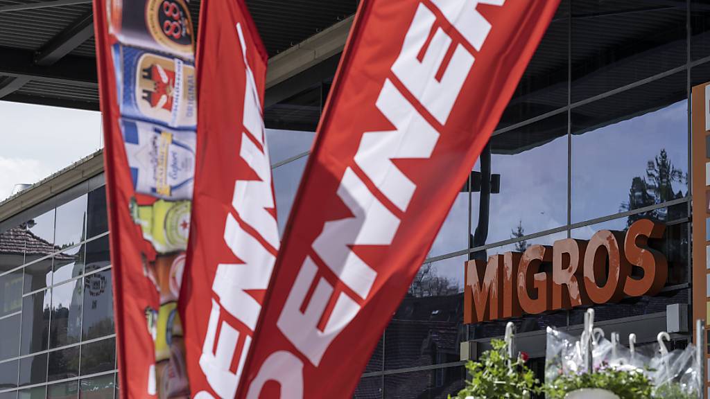 Denner-Angestellte können sich über eine Lohnerhöhung freuen. Der Discounter hebt die Lohnsumme für die gesamte Belegschaft 2024 um 2,4 Prozent an, nach 2,3 Prozent in diesem Jahr. (Archivbild)
