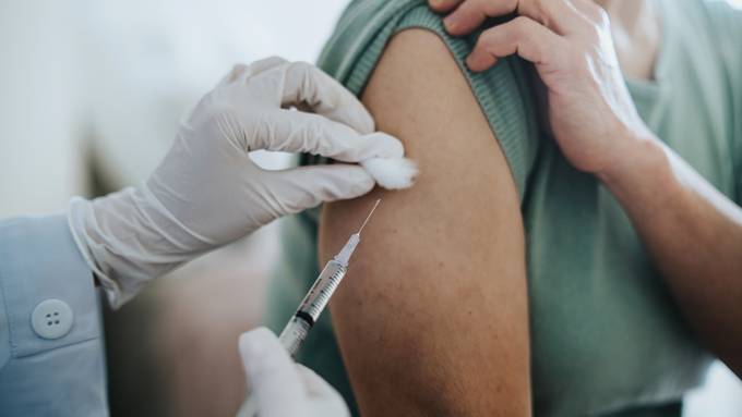 Nächste Woche gibt's die Auffrischimpfung für alle – das musst du wissen