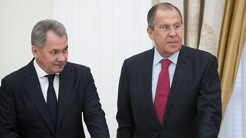 Sergej Schoigu (l), Verteidigungsminister von Russland, und Sergej Lawrow, Aussenminister von Russland, warten auf ein Treffen im Kreml. (Archivbild)