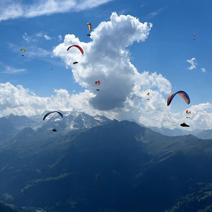 Videos zeigen Spektakel bei Gleitschirm-Rennen in Verbier