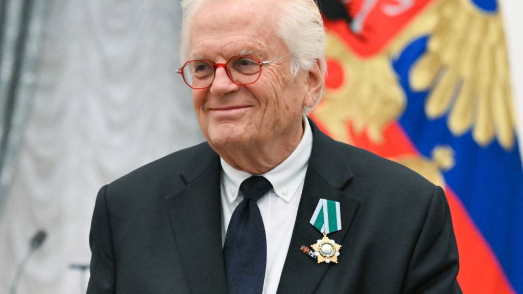 Der deutsche Pianist Justus Frantz trägt den Orden der Freundschaft während einer Zeremonie zur Verleihung der Nationalpreise der Russischen Föderation im Kreml. Foto: Kristina Kormilitsyna/TASS via ZUMA Press/dpa