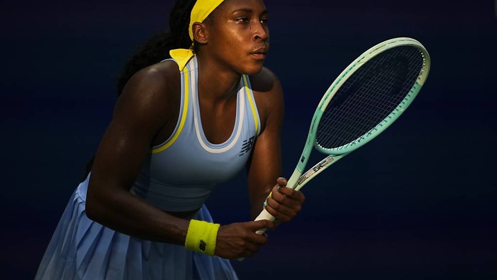 Coco Gauff, die Vorjahressiegerin, servierte 19 Doppelfehler und erlebte gegen Landsfrau Emma Navarro einen schwarzen Abend in New York