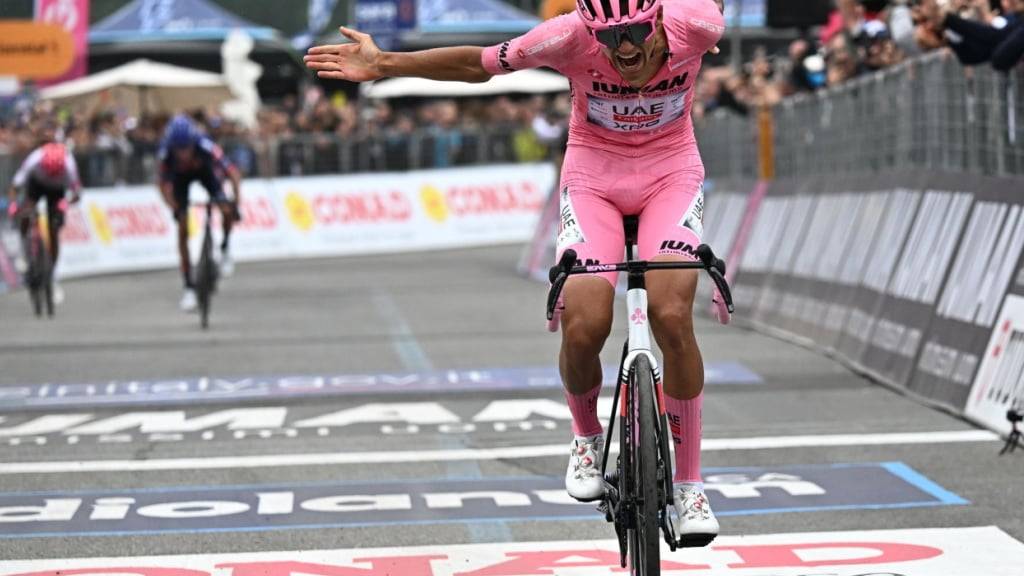 Isaac Del Toro fährt an der 17. Etappe des Giro d'Italia als Sieger über die Ziellinie in Bormio