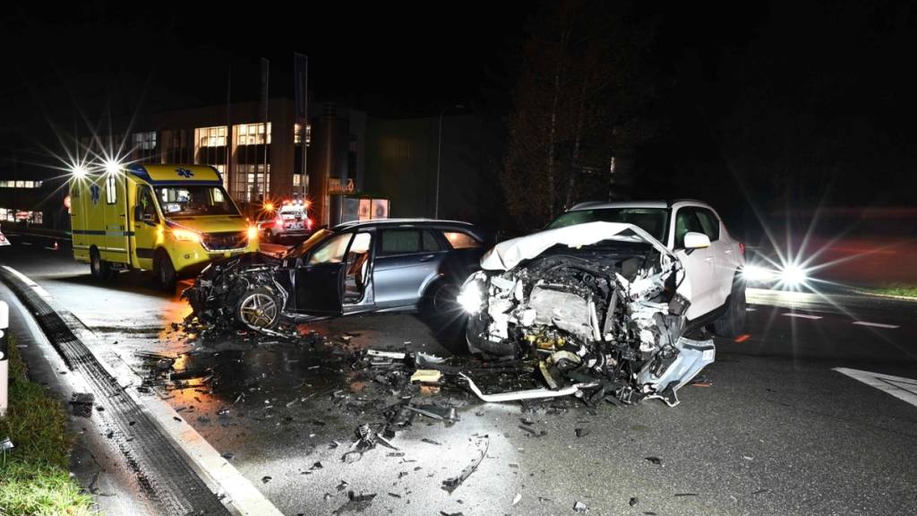 Zwei Verletzte nach Frontalkollision zweier Autos in Rhäzüns GR