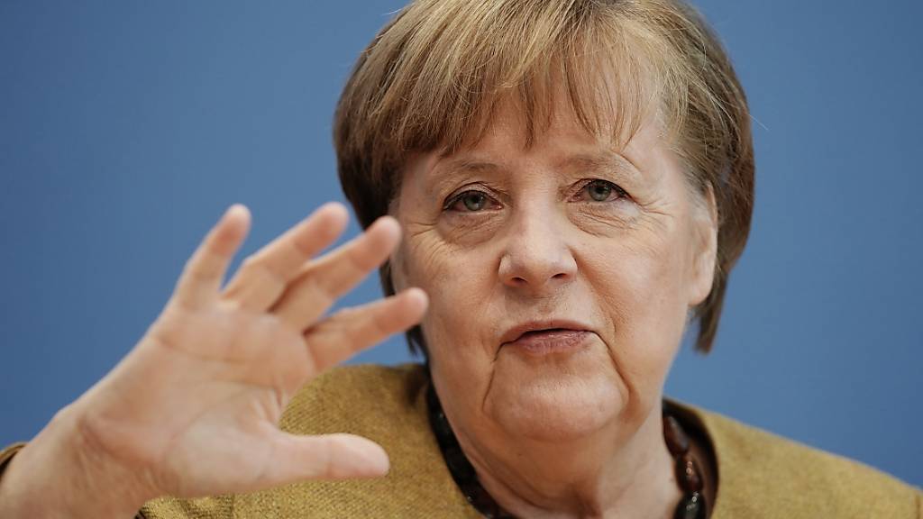 dpatopbilder - Deutschlands Bundeskanzlerin Angela Merkel (CDU) spricht bei einer Pressekonferenz zur aktuellen Lage im Haus der Bundespressekonferenz. Foto: Michael Kappeler/dpa POOL/dpa