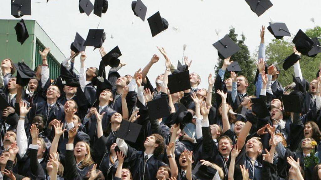 Wer einen Studienabschluss in der Tasche hat, hat noch lange nicht ausgesorgt. In der Schweiz haben 4,8 Prozent der Studienabsolventen ein Jahr nach dem Abschluss noch keine Stelle. In der Romandie liegt der Prozentsatz sogar bis zu doppelt so hoch. (Symbolbild)