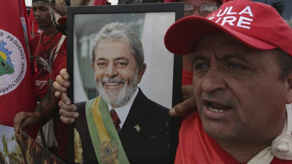 Ex-Präsident Luiz Inacio Lula da Silva hat offiziell seine Kandidatur für die Präsidentschaftswahlen vom Oktober angekündigt. Tausende Anhänger haben am Mittwoch für seine Wahl und seine Freilassung demonstriert. (Archivbild)