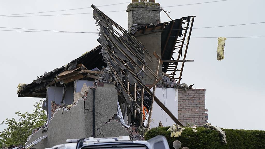 Ein zerstörtes Haus nach einer mutmaßlichen Gasexplosion in der Ortschaft Heysham nahe Lancaster. Foto: Danny Lawson/PA Wire/dpa
