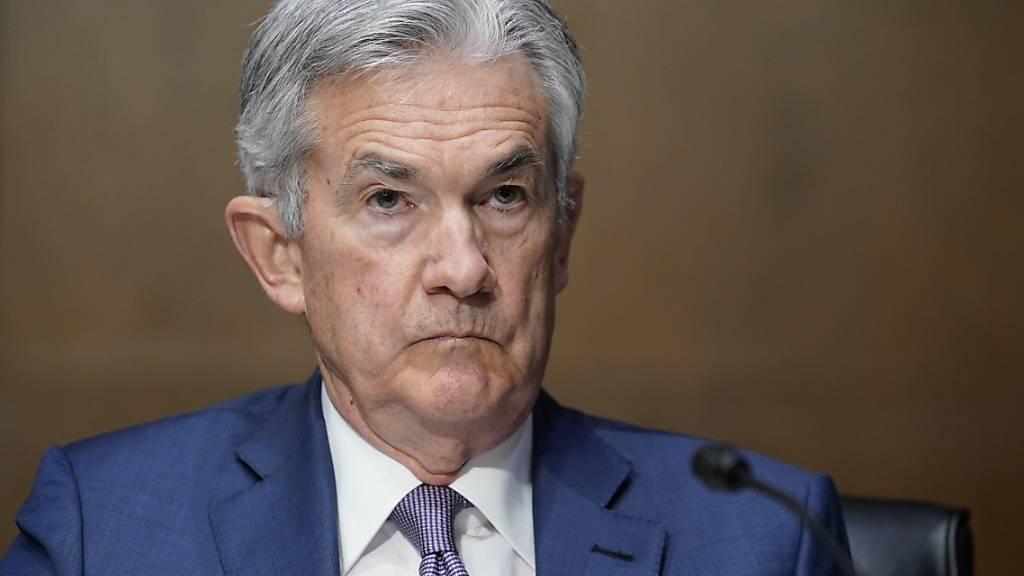 Die US-Notenbank Fed unter der Führung von Jerome Powell hält trotz der gigantischen Staatshilfen an ihrer ultralockeren Geldpolitik zunächst fest. (Archivbild)