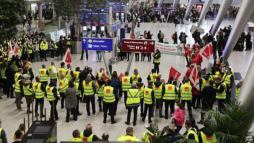 Streikende am Flughafen Düsseldorf: Kurz vor dem Osterreiseverkehr haben sich nun Gewerkschaft und Arbeitgeber  auf neue Tarifregelungen für das private Sicherheitspersonal an deutschen Flughäfen geeinigt.
