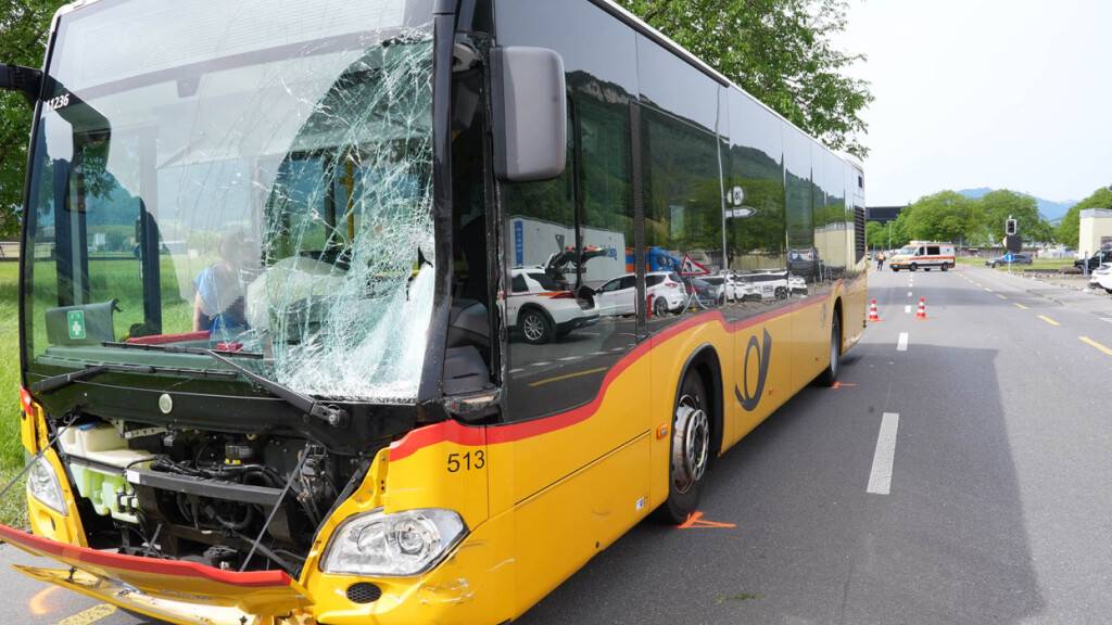 So präsentierte sich das Postauto nach der Kollision.