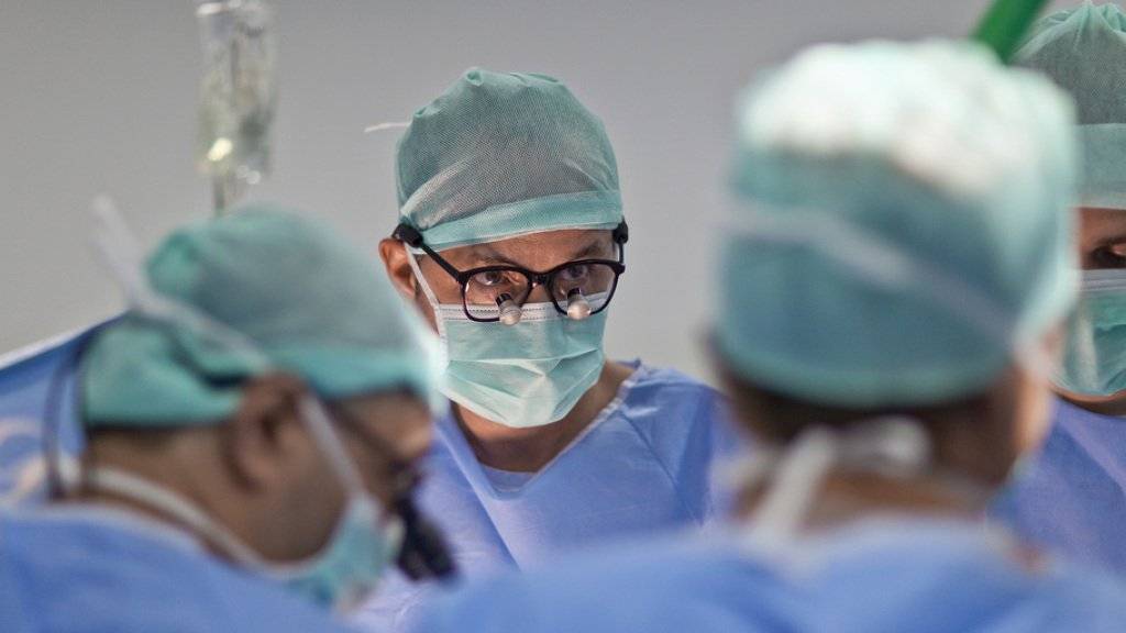 Ein Schweizer Ärzte-Team während der Entnahme eines für eine Transplantation vorgesehenen Herzens bei einem Unfallopfer.(Archivbild)