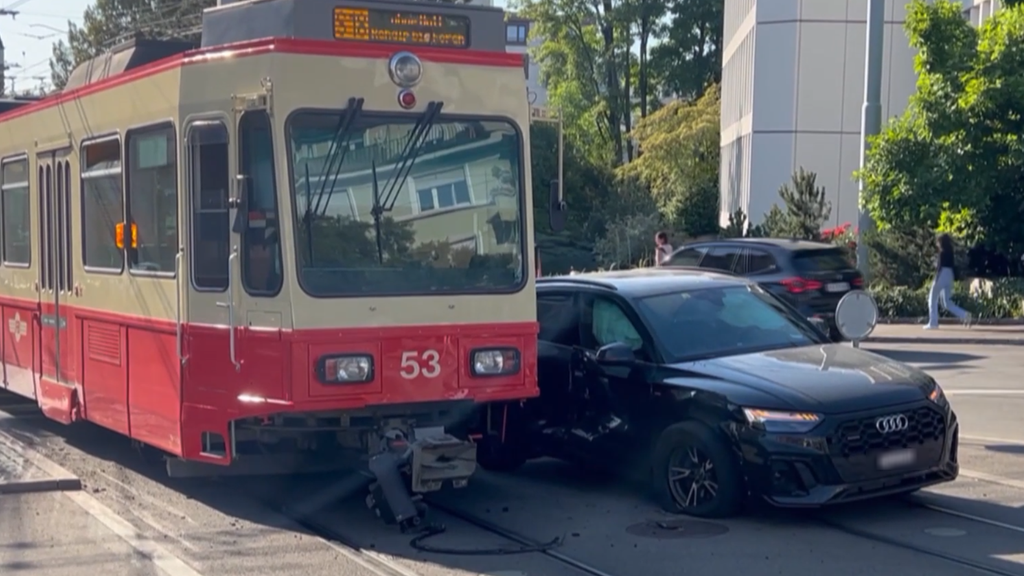 Forchbahn crasht in Auto