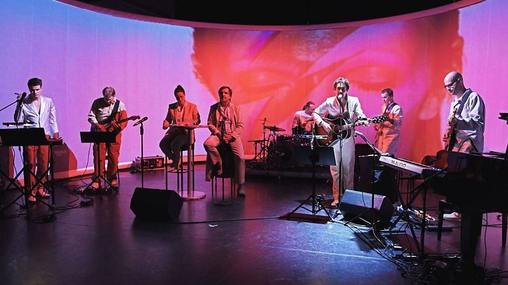 Daniel Rohr und Sabina Deutsch (sitzend Mitte) erzählen in ihrem Tribute an David Bowie den Roman «Der Mann, der vom Himmel fiel». Es spielt die Band um den Gitarristen George Vaine