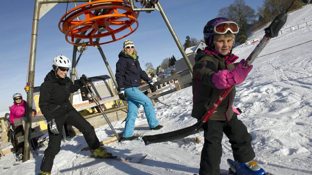 Ein seltenes Bild in diesem Winter: Ein Kind fährt Ski in der Vögelinsegg (Symbolbild)
