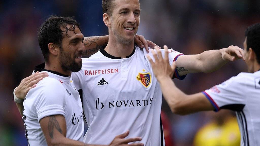 Marc Janko wird in Vaduz zu seinem Tor zum 1:0 für Basel beglückwünscht