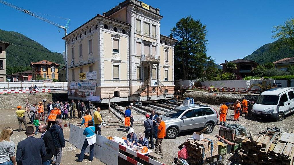 Verschoben und leicht gedreht: Die 110 Jahre alte Villa «Carmine» in Bellinzona nach der Verschiebung um 8,8 Meter.