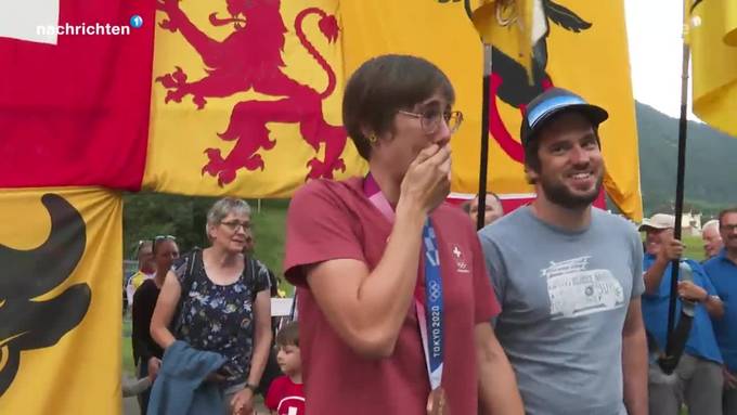 Linda Indergand und ihre Medaille in Silenen empfangen