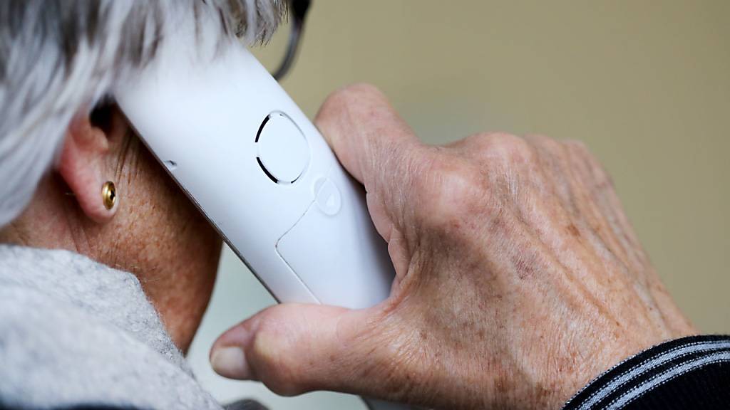 Ein älteres Ehepaar in Dietikon ZH wurde von unbekannten Männern am Telefon dazu aufgefordert, einem Kurier mehrere Zehntausend Franken zu übergeben. Die Polizei verhaftete nun den mutmasslichen Geldabholer. (Symbolbild)