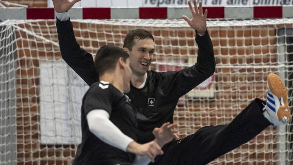Torhüter Nicola Portner (hinten) ist Schweizer Handballer des Jahres