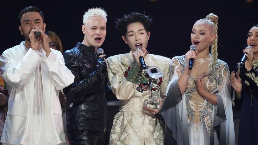 Duc Phuc aus Vietnam, Mitte, der Gewinner des internationalen Musikwettbewerbs «Intervision», und andere Teilnehmer singen  in der Live Arena außerhalb von Moskau. Foto: Alexander Zemlianichenko/AP/dpa