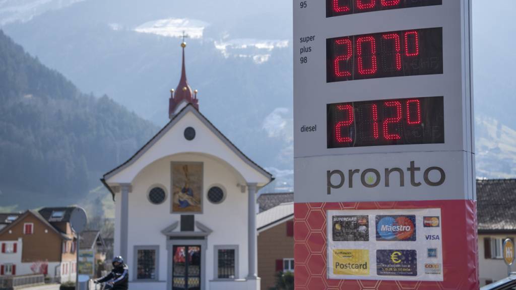 In Schattdorf zwischen der Coop Tankstelle und der Zahnarztpraxis werden neue Strassenbelege eingebaut. (Archivbild)