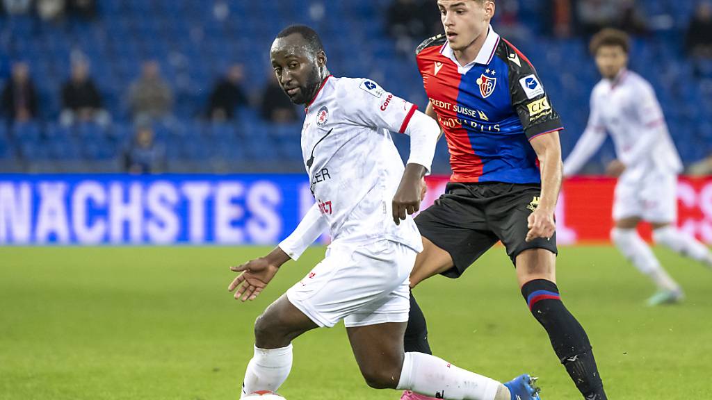 An Souleymane Diaby gibt es für die Basler kein Vorbeikommen - bis der Winterthurer Verteidiger den Ball auf kuriose Weise ins eigene Tor köpfelt