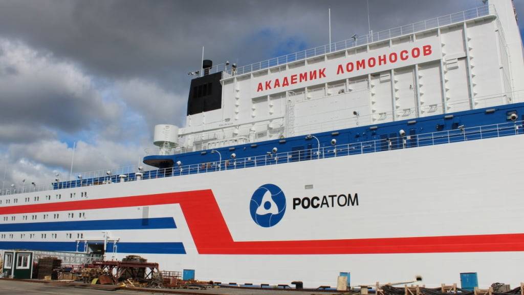 ARCHIV - Das erste schwimmende Atomkraftwerk mit dem Namen Akademik Lomonossow liegt am in einem Hafen in der Stadt Murmansk. Foto: Claudia Thaler/dpa