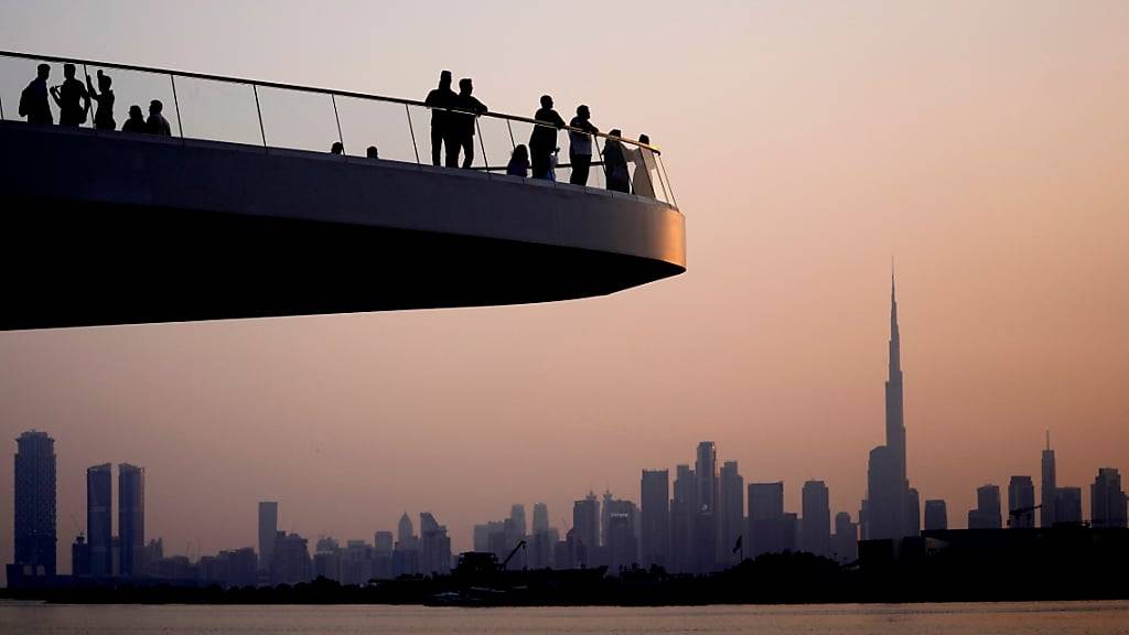 Aussichtsplattform im Dubai Creek Harbour mit Blick auf die Skyline der Wüstenstadt. (Archivbild)