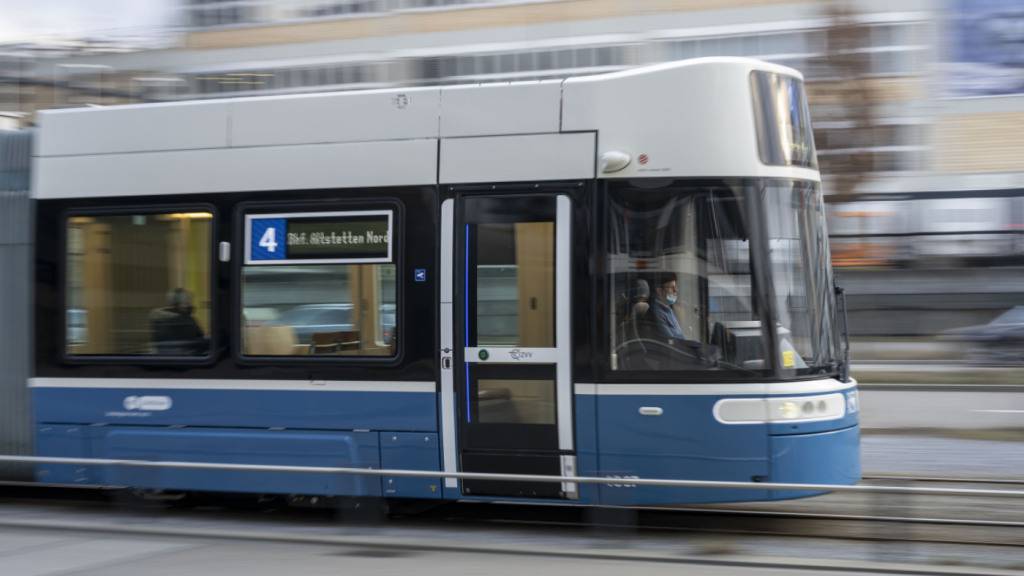 Viele Verkehrsteilnehmende sind wegen Handy und Kopfhörer abgelenkt. Ein heranfahrendes Tram wird dann rasch übersehen. (Symbolbild)