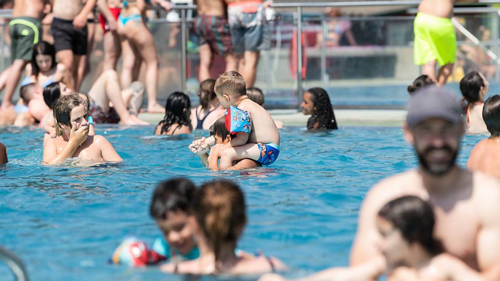 Abkühlung ist auch nun wieder gefragt: Badende in Lugano im Juni 2022.