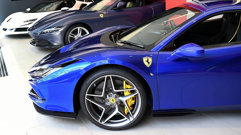 Der Sportwagenbauer Ferrari profitiert von einer starken Nachfrage und hat im ersten Quartal mehr Gewinn eingefahren. (Archivbild)
